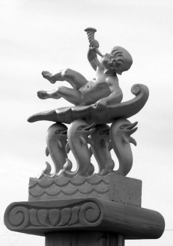 «Рождение Керкинитиды». Скульптор: А.Е. Шмаков. Расположение: на площади железнодорожного вокзала