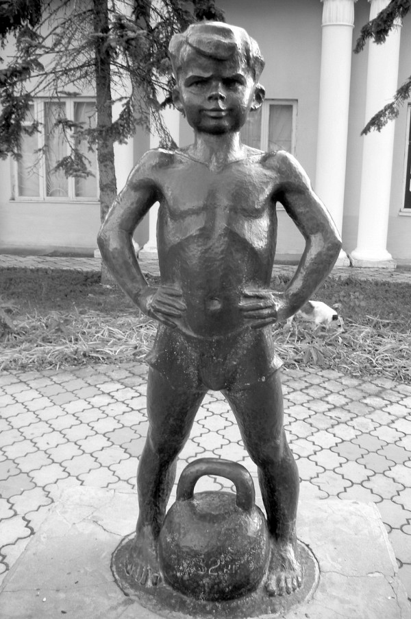 «Мальчик с гирей». Скульптор: А.Е. Шмаков. Расположение: на набережной им. Горького