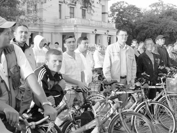 Государственные служащие на велосипедах (2011 г.)